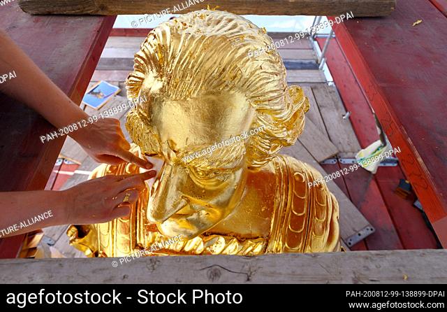 12 August 2020, Saxony, Dresden: Anna-Maria Schuch-Baensch, restorer of the company Fuchs und Girke, is working on the new gilding during the restoration of the...