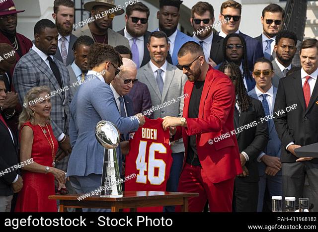 El quarterback de Kansas City Chiefs Patrick Mahomes (sujeto azul claro) y el final estrecho Travis Kelce (sujeto rojo) presentan al presidente de Estados...