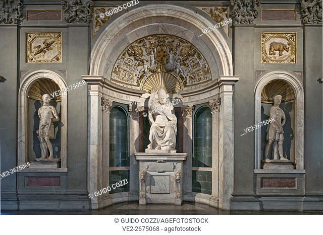 Italy, Toscana (Tuscany), Firenze (Florence). Palazzo Vecchio, Salone dei Cinquecento, Tribuna dell'Udienza, the statue of Papa (Pope) Leone X