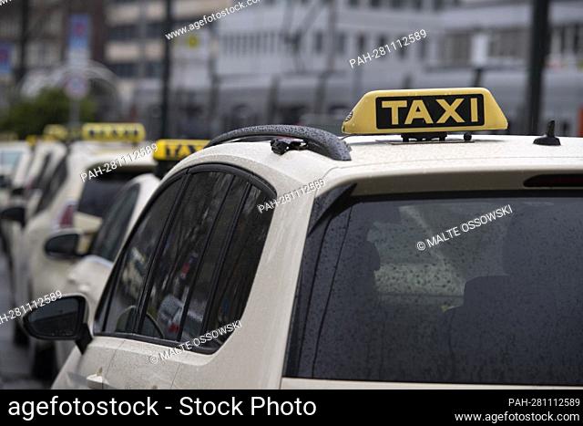 Taxis are waiting for passengers in front of the main station, main station Duesseldorf on 03/31/2022, . - Dusseldorf/NRW/Deutschland