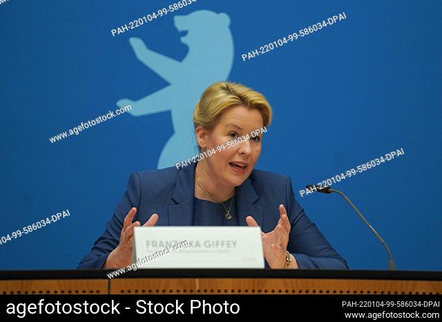 04 January 2022, Berlin: Franziska Giffey (SPD), Governing Mayor of Berlin, speaks at a press conference after the Berlin Senate meeting at Rotes Rathaus