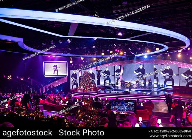 09 December 2023, Berlin: Bryan Adams, musician, sings during the TV fundraising gala ""Ein Herz für Kinder"". Photo: Sebastian Christoph Gollnow/dpa