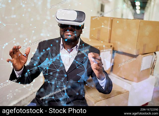 Netzwerk Visualisierung durch afrikanischen Geschäftsmann mit Virtual Reality Brille
