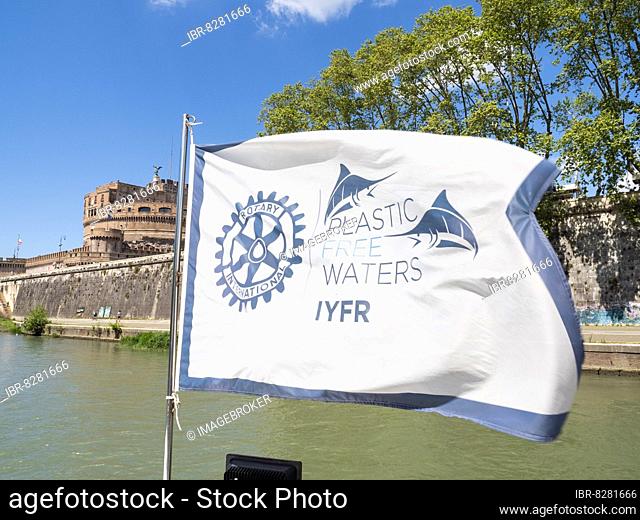 Flagge auf einem Boot, für plastikfreie Gewässer, Rotary International, hinten Engelsburg, Rom, Latium, Italien