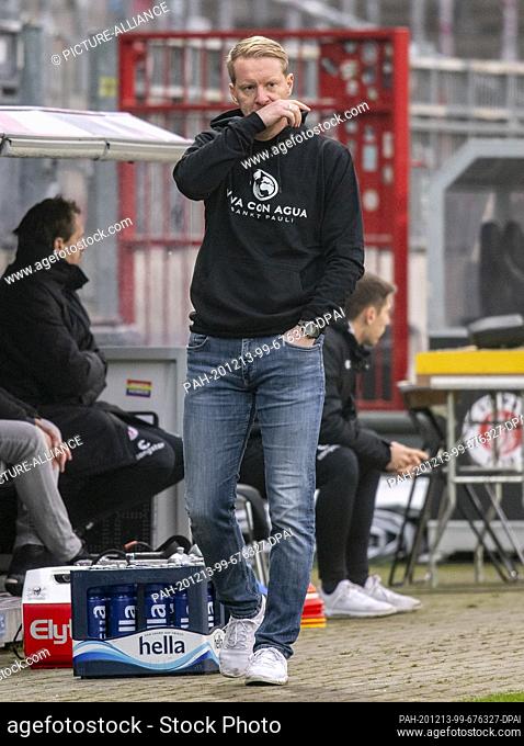 13 December 2020, Hamburg: Football: 2nd Bundesliga, FC St. Pauli - Erzgebirge Aue, 11th matchday. St. Paulis coach Timo Schultz puts his hand over his mouth