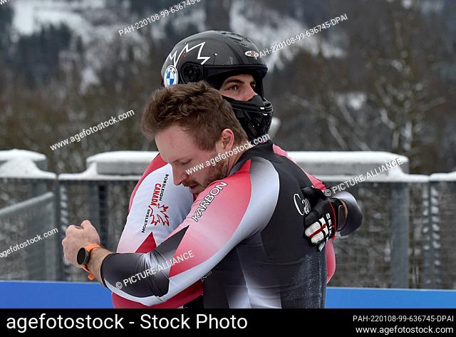 08 January 2022, North Rhine-Westphalia, Winterberg: Bobsleigh: World Cup, two-man bobsleigh, men, 2nd run. Justin Kripps (r) and Cam Stones from Canada are...