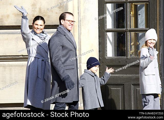 STOCKHOLM 20220312 Kronprinsessan Victoria, prins Daniel, prins Oscar och prinsessan Estelle vid namnsdagsfirandet på Stockholms slott