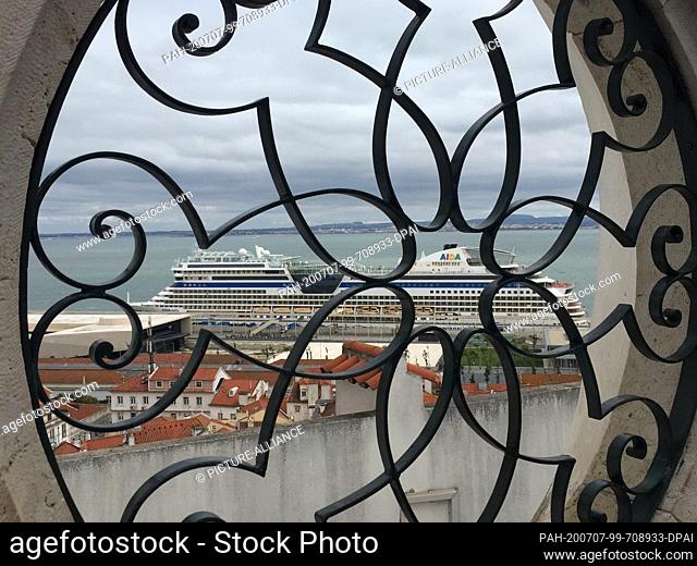08 August 2019, Portugal, Lissabon: City views Lisbon (Portugal) - View from the district Alfama to the cruise terminal of Lisbon