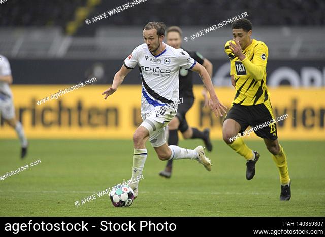 Manuel PRIETL (BI) versus Jude BELLINGHAM (DO), action, duels, football 1. Bundesliga, 23rd matchday, Borussia Dortmund (DO) - Arminia Bielefeld (BI) 3: 0