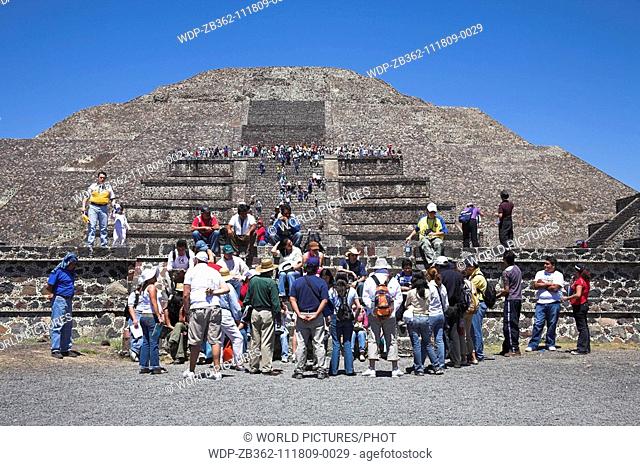Tourists, Pyramid of the Moon, Piramide de la Luna, Teotihuacan Archaeological Site, Teotihuacan, Mexico City, Mexico Date: 02 04 2008 Ref: ZB362-111809-0029...