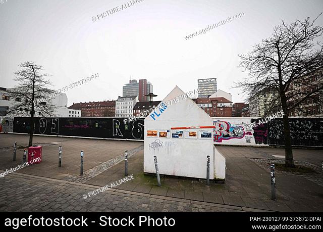 PRODUCTION - 25 January 2023, Hamburg: A closed information booth of the ""Planbude"" stands in front of the derelict area of the former Esso houses in the...