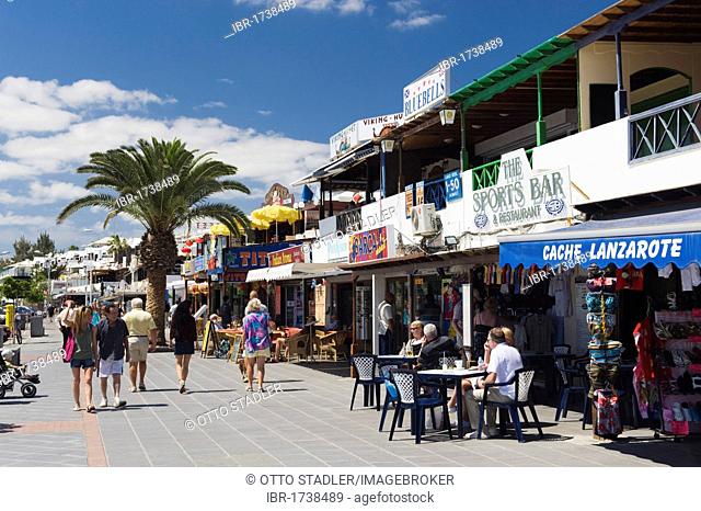 Shops and restaurants along the beach promenade, Avenida de las Playas, Puerto del Carmen, Lanzarote, Canary Islands, Spain, Europe