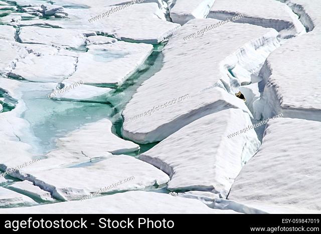 Winterstimmung am Eissee, an einem sonnigen Maitag auf dem Sognefjell in der Jotunheimengebirgsgruppe