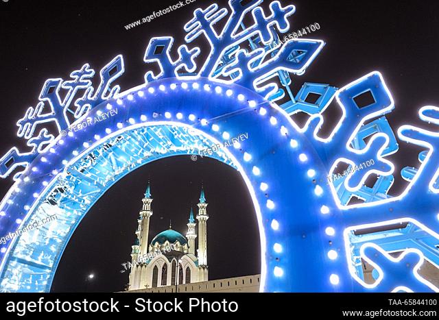 RUSSIA, KAZAN - DECEMBER 17, 2023: A view of the Kul Sharif (Qolsharif) Mosque at the Kazan Kremlin through street decorations. Yegor Aleyev/TASS