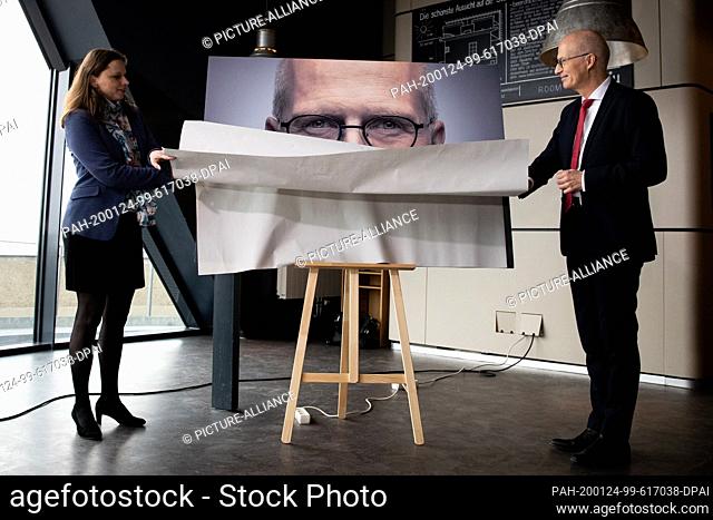 24 January 2020, Hamburg: Peter Tschentscher (SPD, r), First Mayor of Hamburg and top candidate for the state elections, and Melanie Leonhard