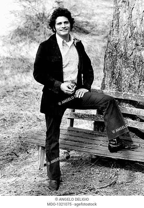 Tony Musante posing. The American actor Tony Musante (Anthony Peter Musante) posing smiling in a park. Cortina, 1970s