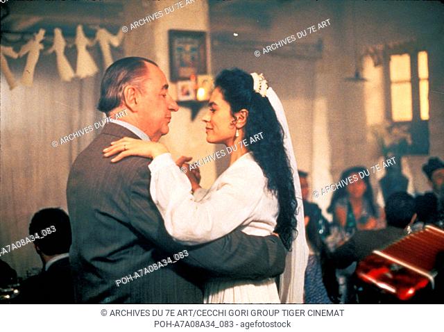 Il Postino  Year: 1994 Italy  Director : Michael Radford Philippe Noiret, Maria Grazia Cucinotta. It is forbidden to reproduce the photograph out of context of...