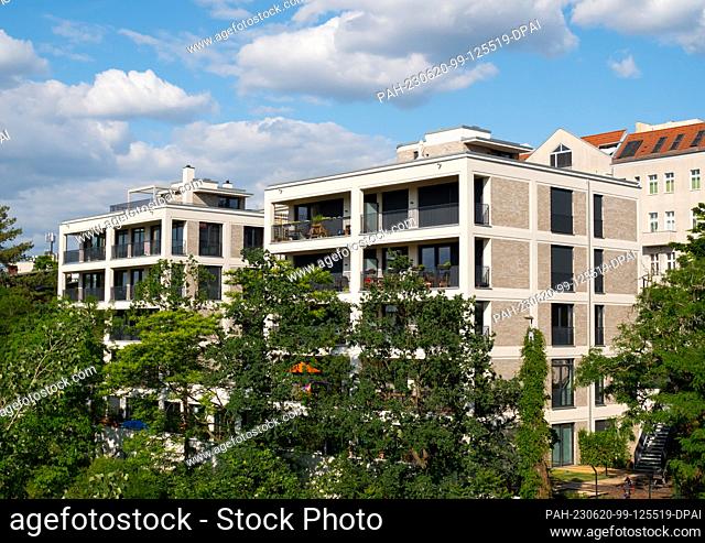 13 June 2023, Berlin: 13.06.2023, Berlin. Modern new buildings with luxury apartments stand in the Schoeneberg district. Photo: Wolfram Steinberg/dpa Photo:...
