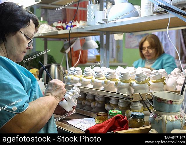 RUSSIA, SVERDLOVSK REGION - DECEMBER 4, 2023: Employees paint figurines at the Sysert porcelain factory. Donat Sorokin/TASS