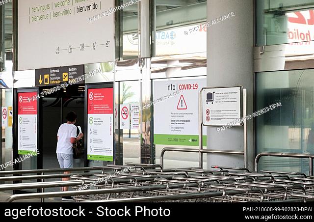 05 June 2021, Spain, Palma: Information about Covid-19 can be seen at the entrance to the Palma airport terminal. Photo: Jens Kalaene/dpa-Zentralbild/ZB