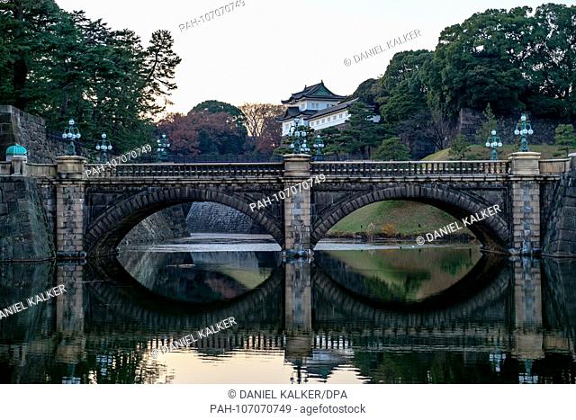 Japan: Seimon Ishibashi bridge, leading to the main gate of the Imperial Palace..Photo from 22. December 2017. | usage worldwide. - Tokio/Kanto/Japan