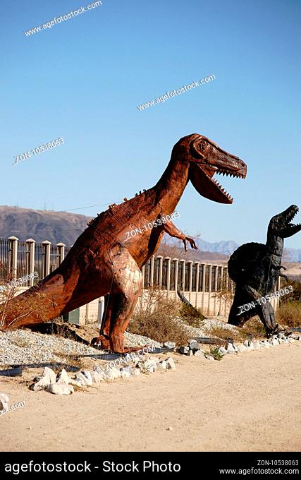 Yucca Valley, Vereinigte Staaten - Dezember 24, 2015: Große zusammengeschweißte Dinosaurier Skulpturen stehen vor einer Werkstatt am Rand der Straße am 24
