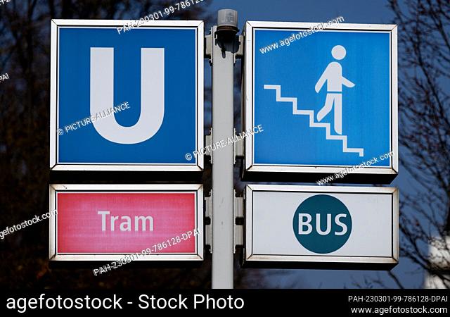 01 March 2023, Bavaria, Munich: A sign with the logo of the subway, streetcar and bus lines stands at a stop. In Munich, large parts of the public transport...