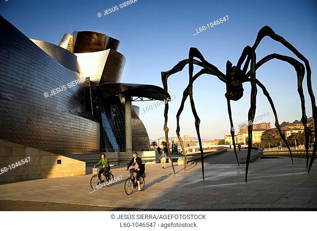 'Mamá' sculpture of Louise Bourgeois  Guggenheim Museum, by F O  Gehry  Bilbao  Biscay  Spain
