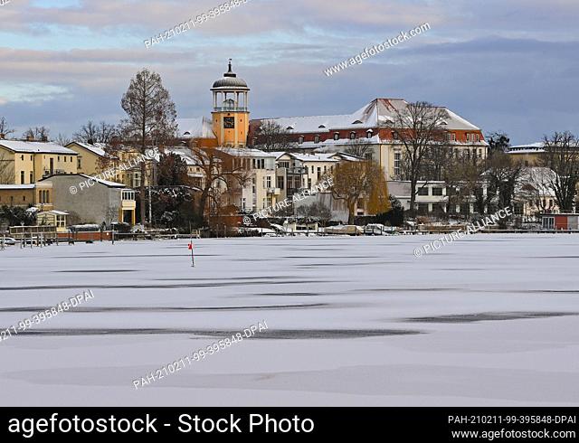 11 February 2021, Brandenburg, Potsdam: Covered with a thin layer of ice with snow on top, the Deep Lake in the center of the city