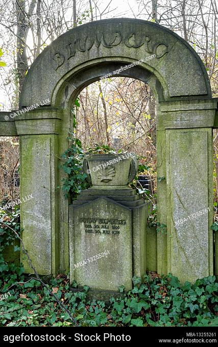 Berlin, Jewish cemetery Berlin Weissensee, Art Nouveau pillar aedicula tomb, Blumberg hereditary burial, field L5