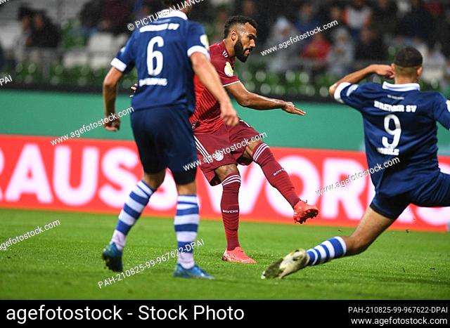 25 August 2021, Bremen: Football: DFB Cup, Bremer SV - Bayern Munich, 1st round, wohninvest Weserstadion. Bayern's Eric Maxim Choupo-Moting (centre) scores the...