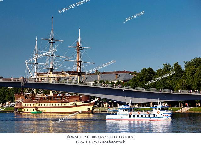 Russia, Novgorod Oblast, Veliky Novgorod, Volkhov River, ships and footbridge