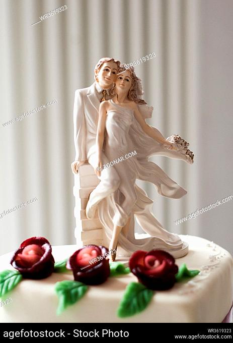 figurine of a couple on a wedding cake
