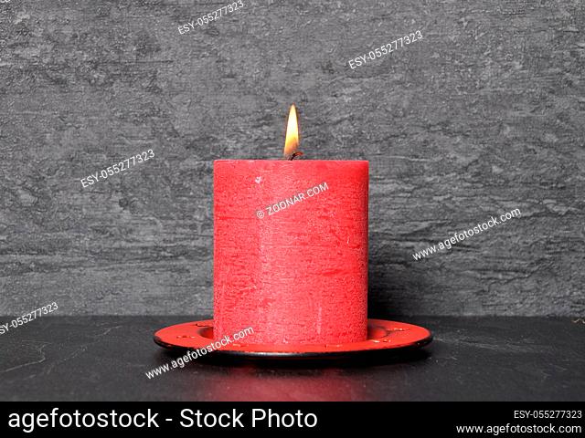 Brennende Kerze auf Schiefer - Burning candle on shale