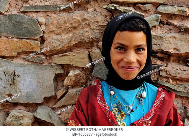 Portrait, Berber girl wearing a headscarf, Kelaa M'gouna, High Atlas Mountains, Morocco, Africa