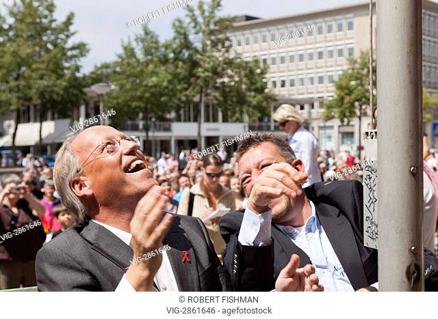 Christopher Street Day in Bielefeld: Oberbuergermeister Pit Clausen (li.), SPD, und Lebenspartner Tom Sopp beim Hissen der Regenbogenfahne am Rathaus / mayor...