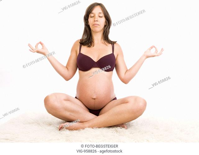pregnant woman does yoga. - 21/08/2008
