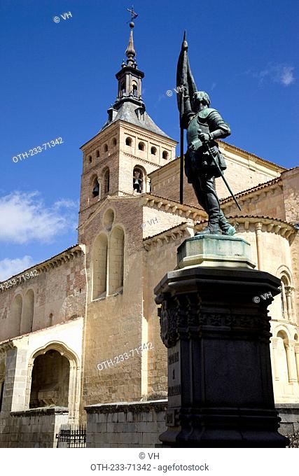 Plaza de San Martin Square with monument to Juan Bravo, and the Torreon de Lozoya building, Segovia, Castile-Leon, Spain, Europe