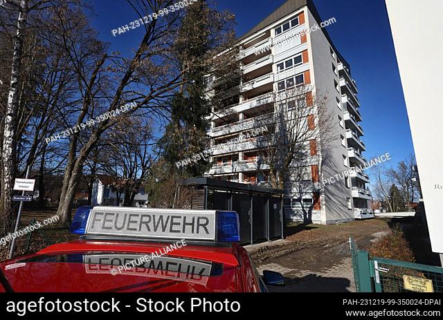 19 December 2023, Bavaria, Mindelheim: A fire department emergency vehicle stands in front of a nine-storey apartment building