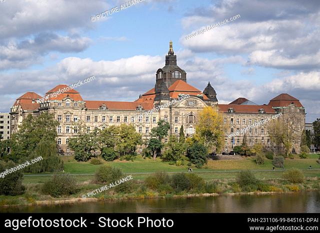 04 November 2023, Saxony, Dresden: The building of the Saxon State Chancellery and the Saxon State Ministry for Regional Development