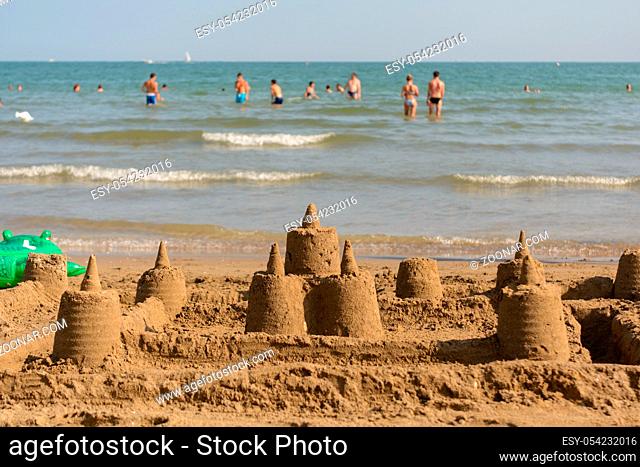 mehrere Sandburgen am Strand vor der Küste - Badeurlaub