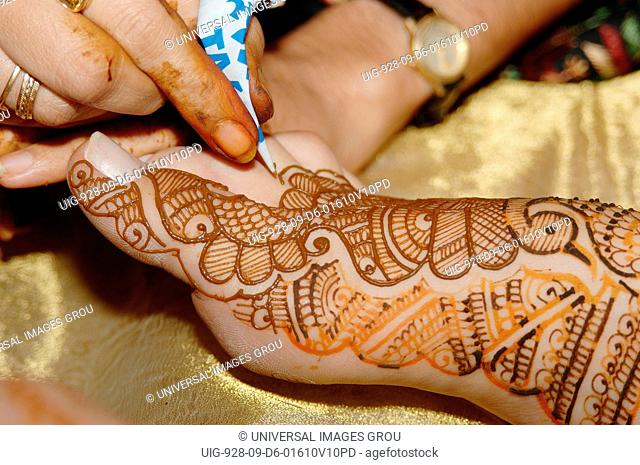 Mehendi On Bride Legs. Hindu Wedding Ceremony, Bombay Mumbai, Maharashtra, India