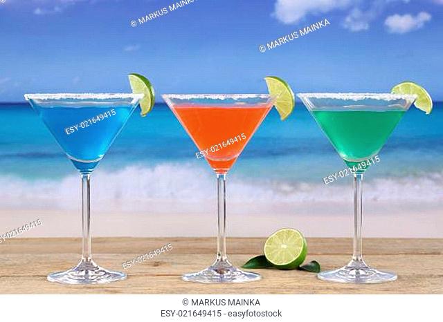 Martini Cocktails am Strand im Urlaub