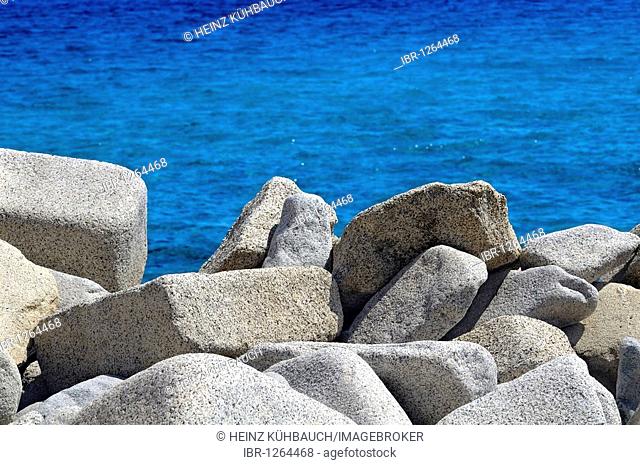 Granite rocks secure the beach, Spiaggia Santo Stefano, Cala Santa Caterina, Villasimius, Sardinia, Italy, Europe