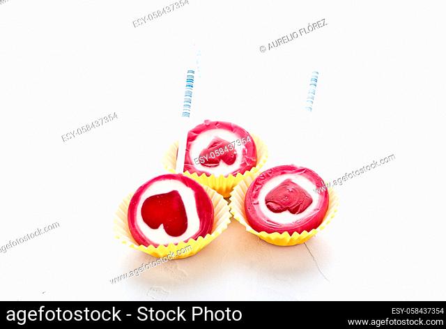 A lollipop, lollipop, chupeta, lollipop or popi (in Costa Rica) is a hard and colorful candy of about 2 to 3 cm in diameter, spherical or oval in shape