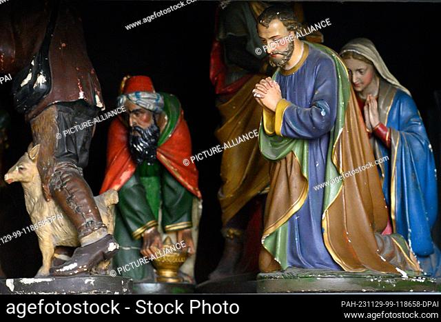 29 November 2023, Saxony-Anhalt, Hamersleben: Figures from a nativity play stand in a cupboard in the cloister of the former Hamersleben monastery