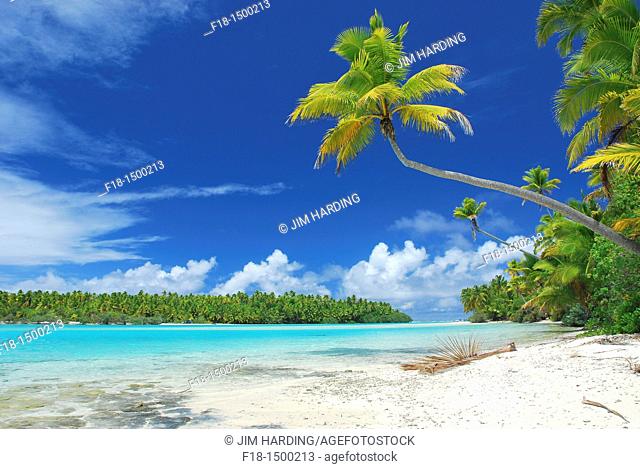 White sand, blue lagoon, and a deserted beach on One-Foot Island, Aitutaki, Cook Islands, South Pacific