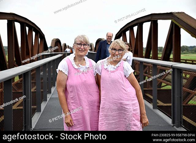 25 August 2023, Lower Saxony, Langendorf: Twin sisters Uta (l) and Edda Heidenblut from Eldena stand on the accessible skywalk on the historic Dömitzer railroad...