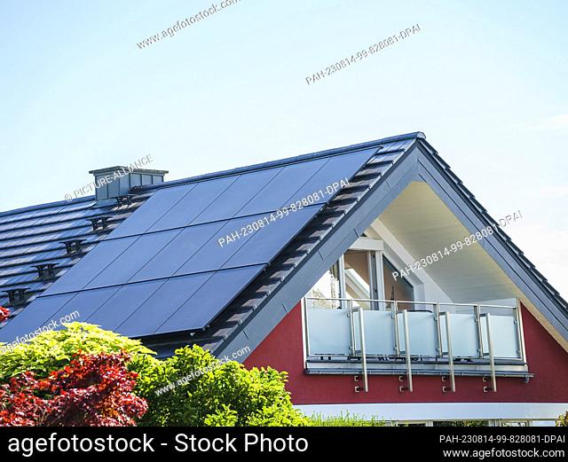 PRODUCTION - 10 August 2023, Hesse, Eltville: One roof is covered with deep black and thus much more inconspicuous solar panels