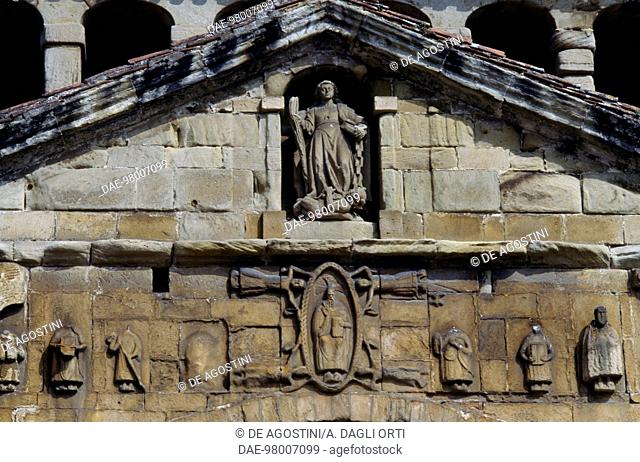 Tympanum with a statue, main entrance to the Collegiate church of Santillana del Mar (12th century), Santillana del Mar, Cantabria, Spain